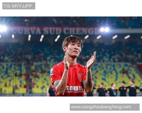 足球明星情绪崩溃瞬间曝光，令人心碎的背后故事引发广泛关注