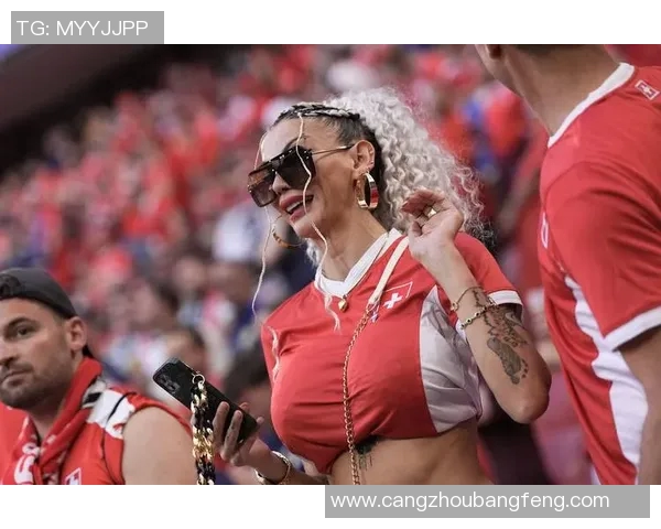 足球女球迷与球星激情对决 打扑克时的惊险与友谊之战 足球女球迷与球星激情对决 打扑克时的惊险与友谊之战