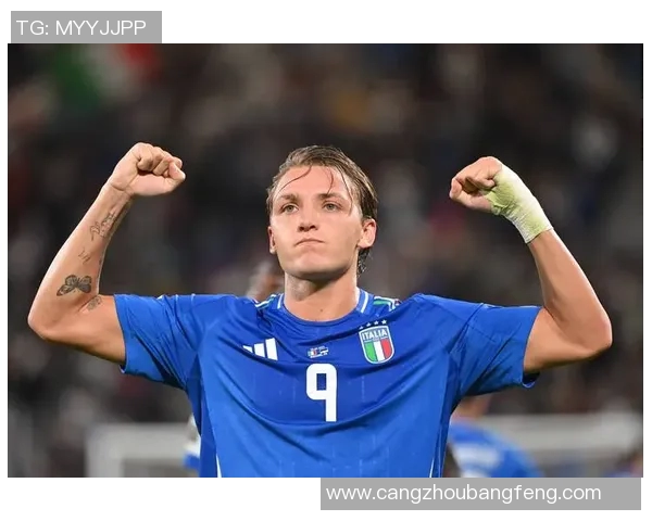 世界杯足球球星时尚穿搭解析展现场外魅力与个性风采